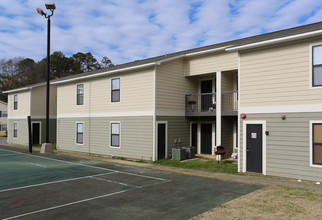 Summer Brooke Apartments in Auburn, AL - Foto de edificio - Building Photo