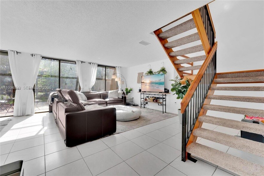 10003 Costa Del Sol Blvd in Doral, FL - Foto de edificio