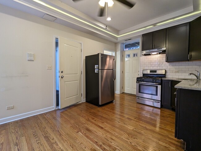 850 W Cornelia Ave, Unit 853-3S in Chicago, IL - Building Photo - Building Photo