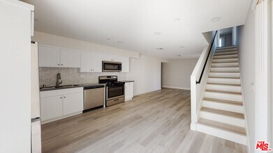951 Mariposa Ave in Los Angeles, CA - Foto de edificio - Building Photo