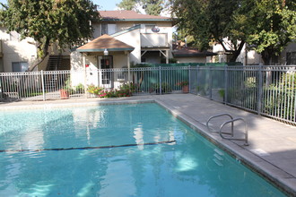 Vineyard Apartments in Clovis, CA - Foto de edificio - Building Photo