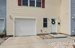 135 S Comanche Cluster in Virginia Beach, VA - Building Photo