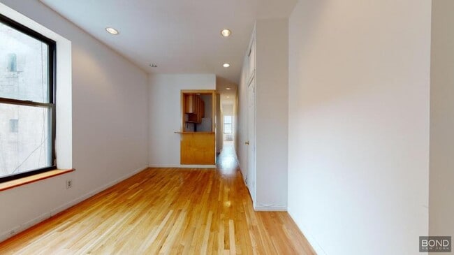 68 E 1st St in New York, NY - Building Photo - Building Photo