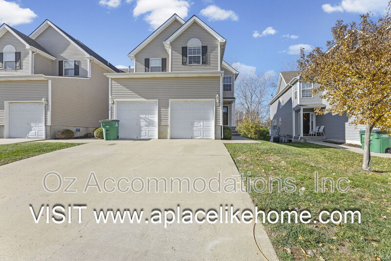 2216 SW Rambling Vine Rd in Lee's Summit, MO - Building Photo