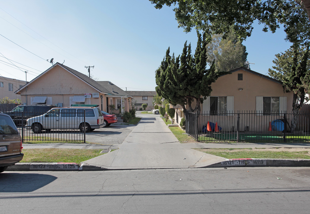 16119-16125 Eucalyptus Ave in Bellflower, CA - Foto de edificio