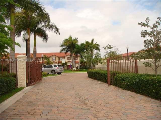 1024 NE 207th Terrace in Miami, FL - Building Photo - Building Photo