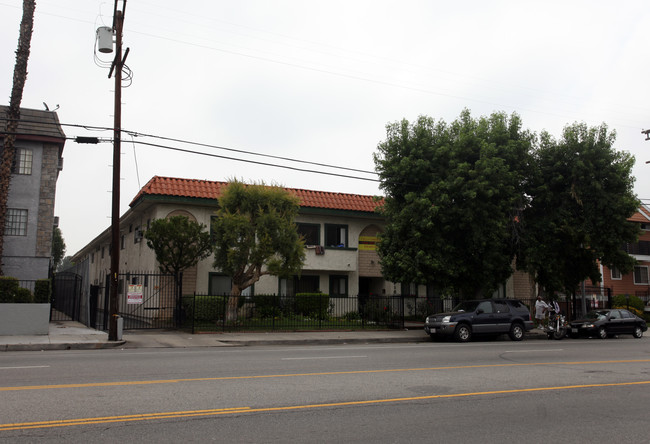 6710 Woodley Ave in Van Nuys, CA - Building Photo - Building Photo