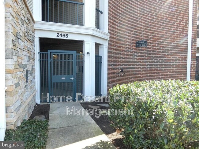 2465 Army Navy Dr in Arlington, VA - Building Photo - Building Photo