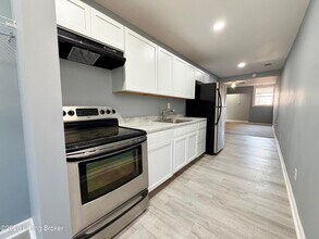2407 W Jefferson St in Louisville, KY - Building Photo - Building Photo