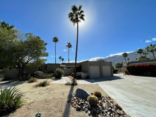 837 N Calle De Pinos in Palm Springs, CA - Building Photo - Building Photo