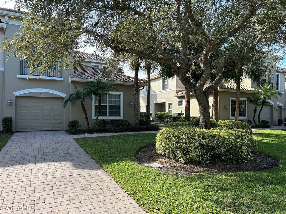 7070 Bay Woods Lake Ct in Ft. Myers, FL - Building Photo