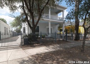 2014 W Houston St in San Antonio, TX - Building Photo