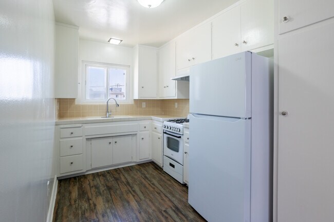 536 S. Flower St in Inglewood, CA - Foto de edificio - Building Photo