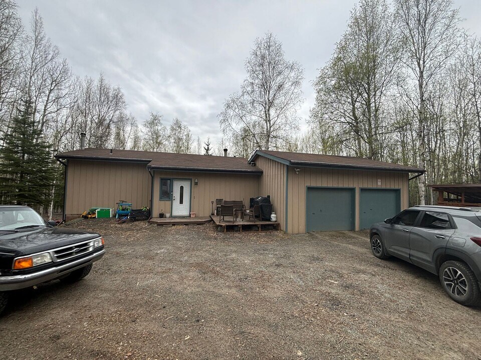 2585 Stellar Way in Fairbanks, AK - Building Photo