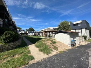 Oxford Commons in Independence, MO - Foto de edificio - Building Photo