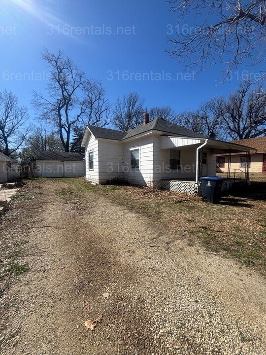 511 W Locust Ave in El Dorado, KS - Building Photo