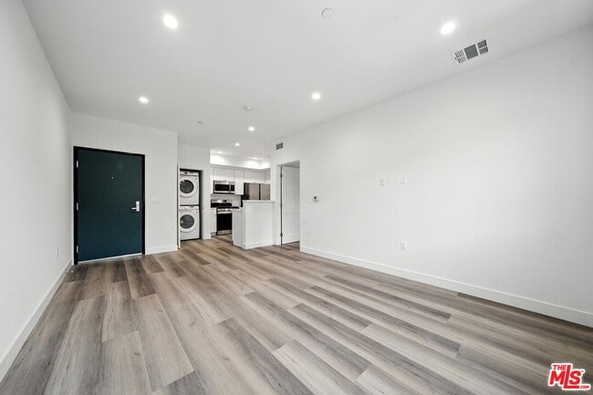 627 N Dillon St in Los Angeles, CA - Building Photo - Building Photo