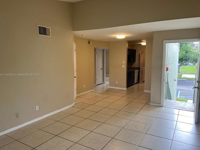 3940 NW 87th Ave in Sunrise, FL - Foto de edificio - Building Photo