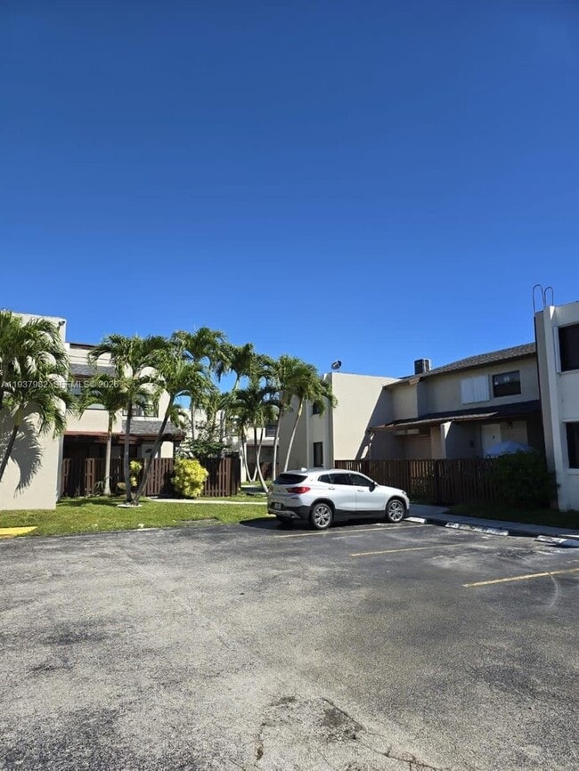 10302 NW 9th St Cir in Miami, FL - Building Photo - Building Photo