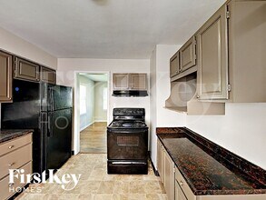 6108 Bettcher Ave in Indianapolis, IN - Foto de edificio - Building Photo