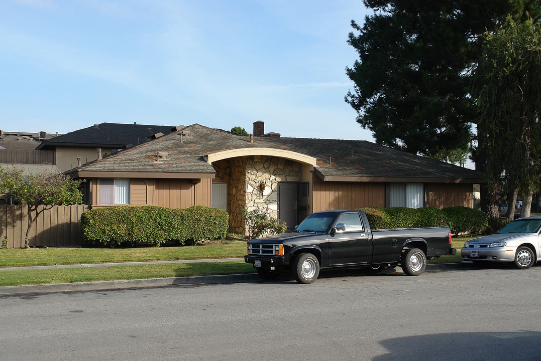 1671 W Cindy Ln in Anaheim, CA - Building Photo