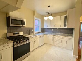 13 Baldwin Ave in Jersey City, NJ - Building Photo