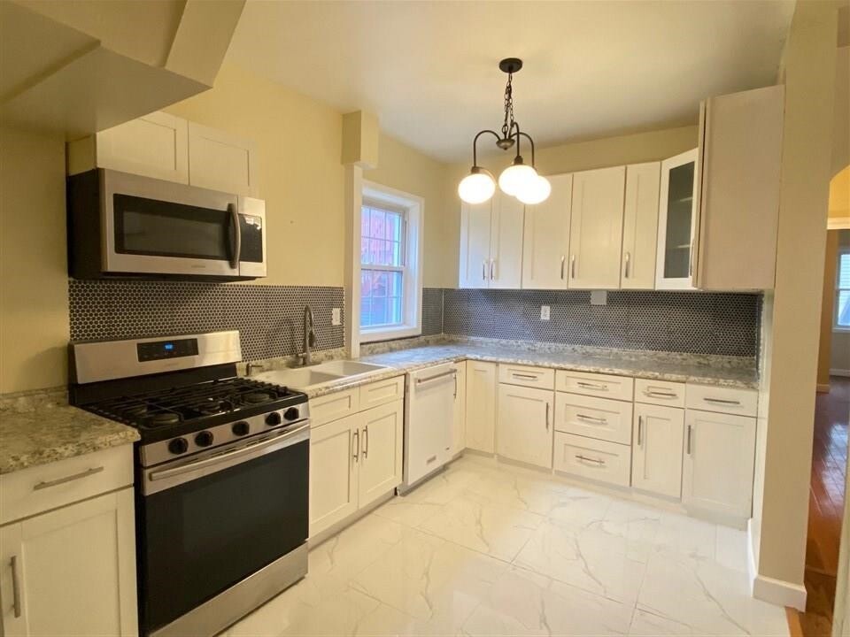 13 Baldwin Ave in Jersey City, NJ - Building Photo