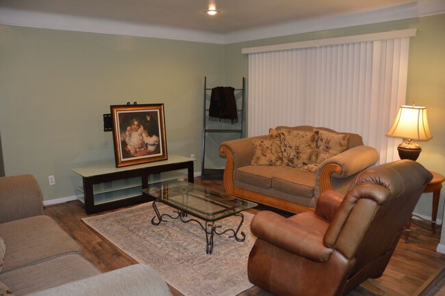 24271 Kenosha St in Oak Park, MI - Building Photo - Building Photo