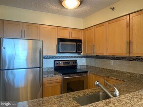 10101 Grosvenor Pl in Rockville, MD - Foto de edificio - Building Photo