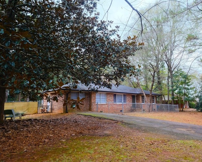 135 Brookwood Dr in Athens, GA - Building Photo - Building Photo