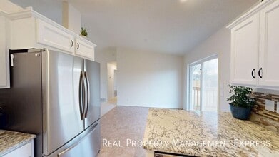 Stunning 4-Bedroom 2-Bathroom Home with Fully Fenced Yard in Sioux Falls, SD - Foto de edificio - Building Photo