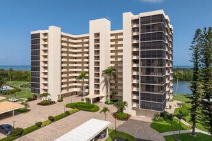 Vanderbilt Towers in Naples, FL - Building Photo