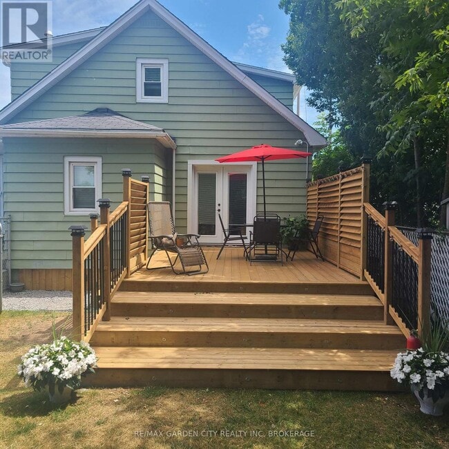 75 Thomas St in St Catharines, ON - Building Photo - Building Photo