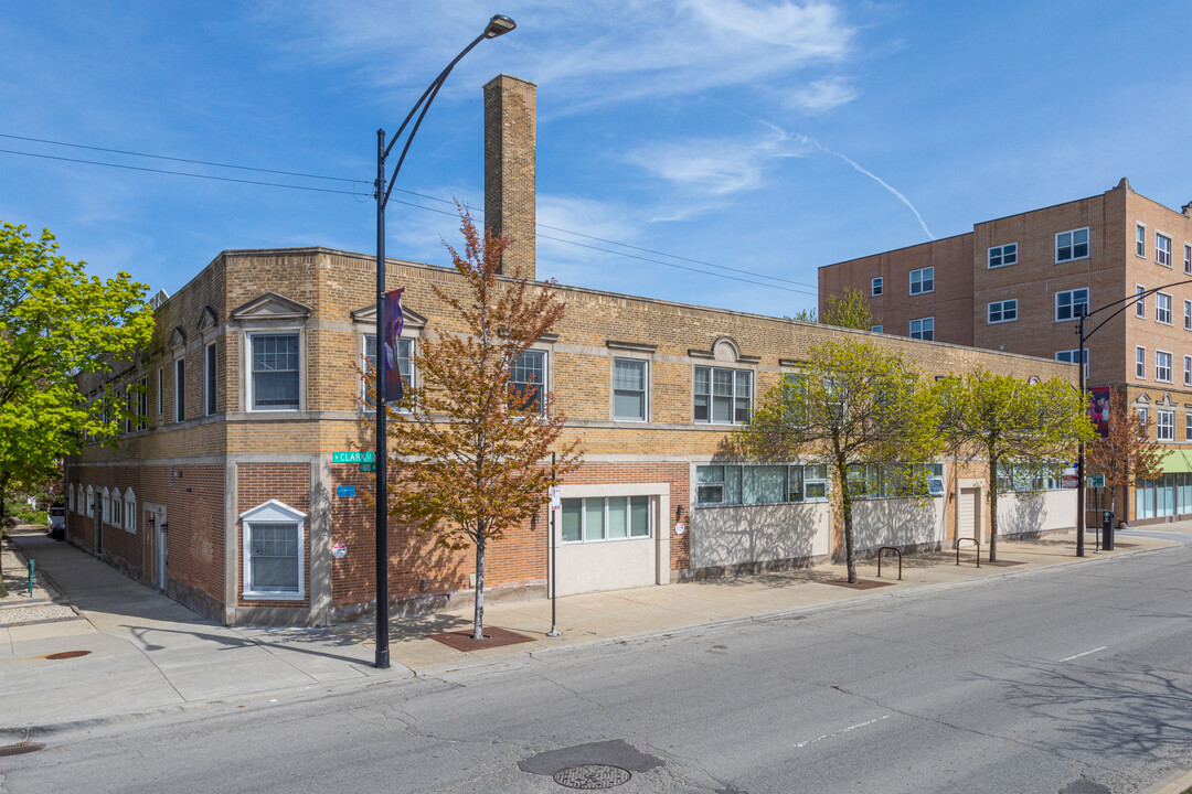 6125 N Clark St in Chicago, IL - Foto de edificio