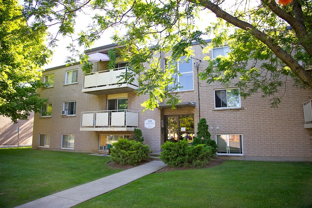 Henley & Cypress Gardens in St Catharines, ON - Building Photo