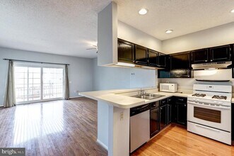 12111 Wedgeway Pl in Fairfax, VA - Building Photo - Building Photo