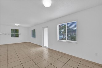 2747 SW 17th St in Miami, FL - Building Photo - Building Photo