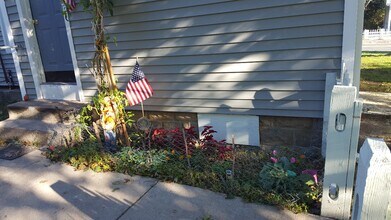 8 Main St, Unit 2 in Kingston, MA - Foto de edificio - Building Photo