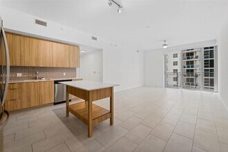 2150 N Bayshore Dr, Unit 0709 in Miami, FL - Building Photo - Building Photo