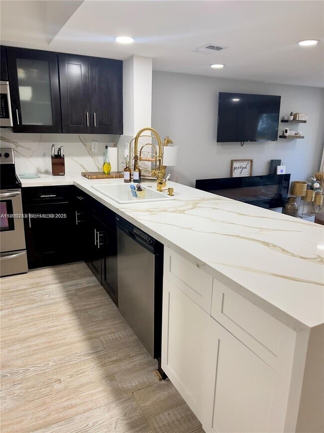 568 N University Dr in Plantation, FL - Building Photo - Building Photo