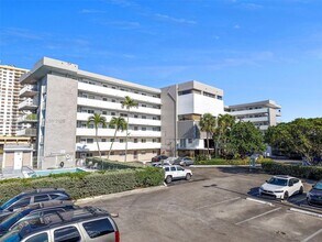 4000 NE 169th St in North Miami Beach, FL - Building Photo - Building Photo