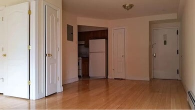 141-33 Pershing Crescent in Queens, NY - Building Photo - Building Photo