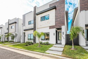 8218 Casa Verde Rd in Laredo, TX - Building Photo