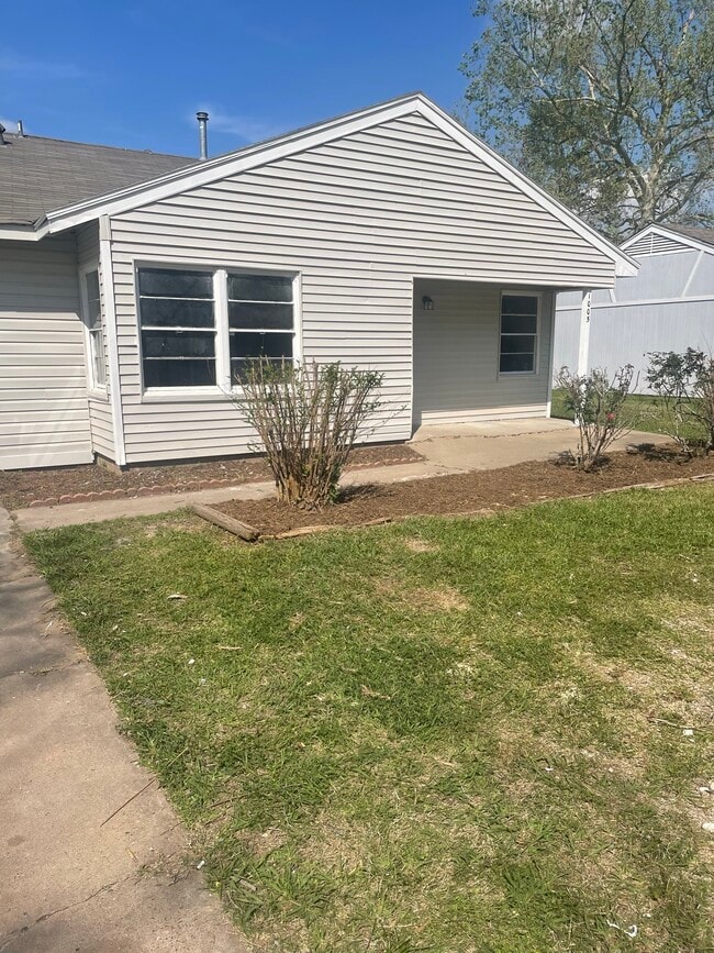 1005 Southampton Dr in Angleton, TX - Building Photo - Building Photo