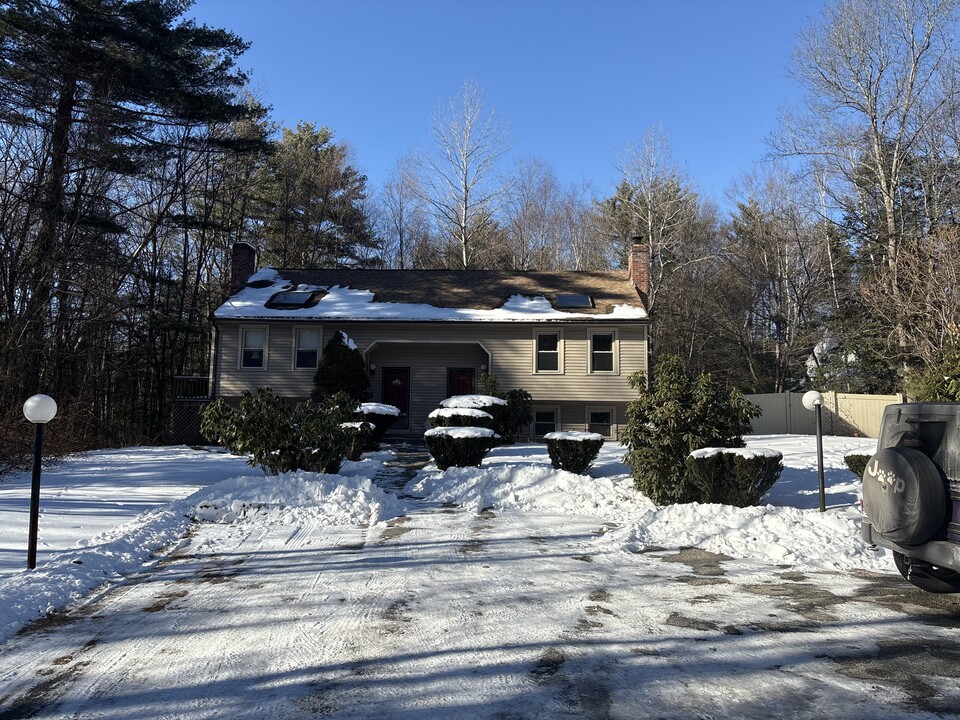 69 W Rd in Hampstead, NH - Building Photo