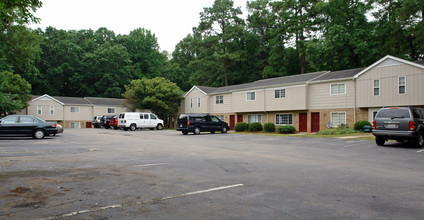 Woodridge Townhouse Apartments in Raleigh, NC - Building Photo - Building Photo