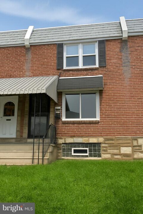 7204 Erdrick St in Philadelphia, PA - Building Photo