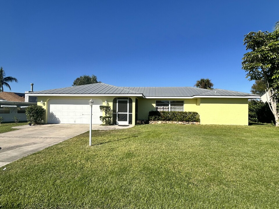 2074 SE Doverbrook St in Port St. Lucie, FL - Building Photo