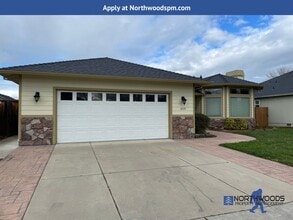 3239 Ford Dr in Medford, OR - Foto de edificio - Building Photo