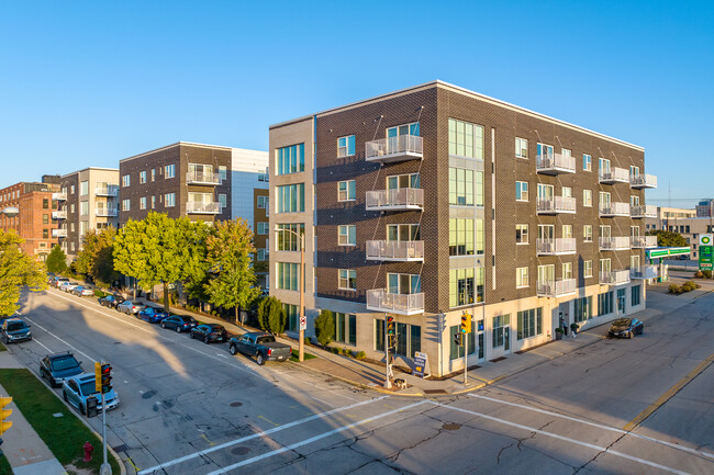 Trio in Milwaukee, WI - Foto de edificio - Building Photo